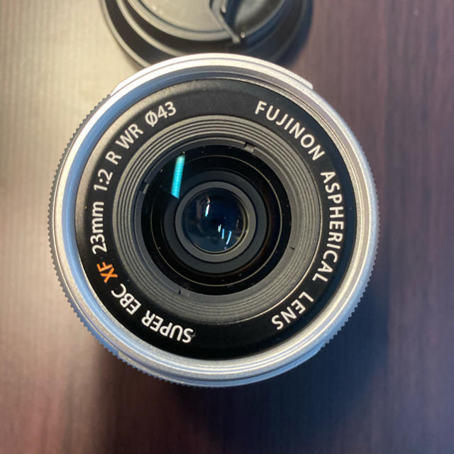 富士フイルム(フジフイルム)のXF 23mm F2 R WR フジノン シルバー 美品 箱付き（４枚目参照） スマホ/家電/カメラのカメラ(レンズ(単焦点))の商品写真