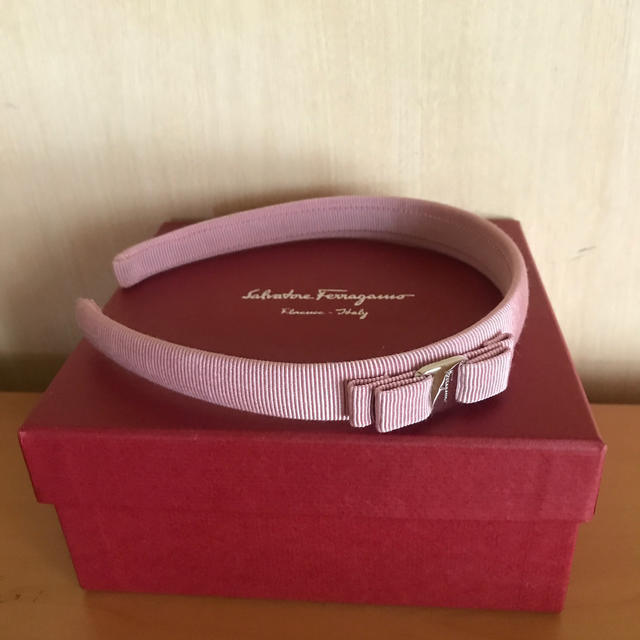 サリー Ferragamo - Ferragamo フェラガモ カチューシャ ピンク 細の