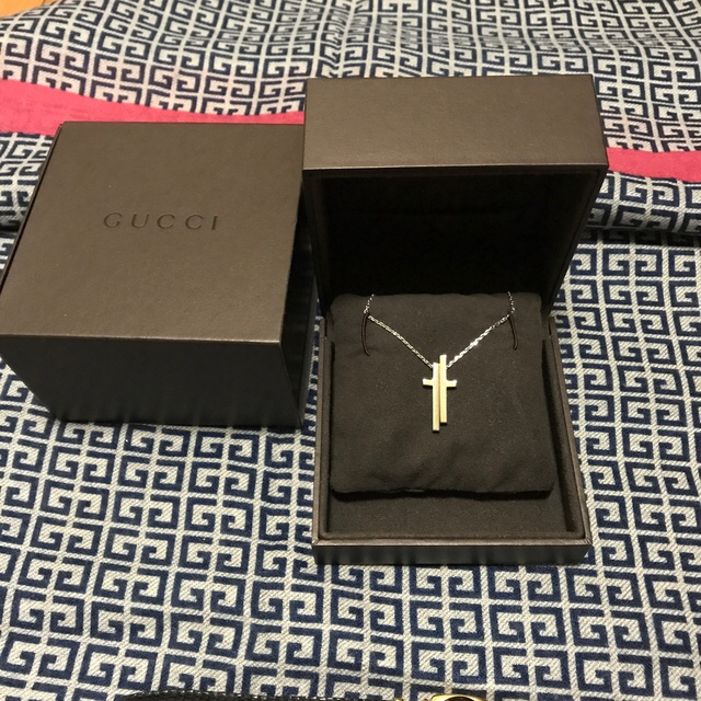 Gucci(グッチ)の桜井和寿　同モデル　セパレートクロスネックレス エンタメ/ホビーのタレントグッズ(ミュージシャン)の商品写真