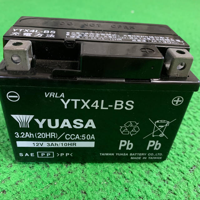 YUASAバッテリー　YTX4L-BS 自動車/バイクの自動車(メンテナンス用品)の商品写真