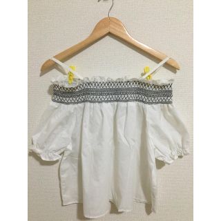 アベイル(Avail)のオフショル トップス ホワイト 刺繍入り 肩出し(カットソー(半袖/袖なし))