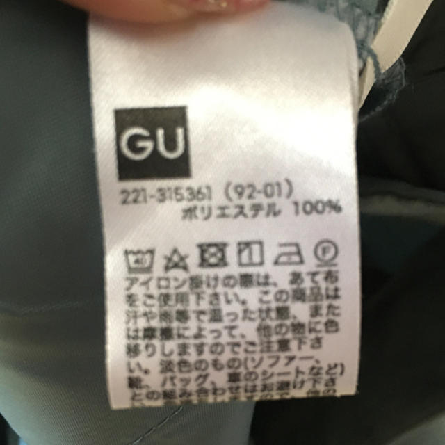 GU(ジーユー)のGU タックアンクルテーパードパンツ レディースのパンツ(クロップドパンツ)の商品写真