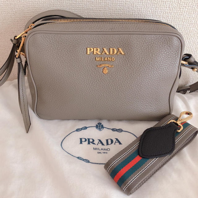 PRADA(プラダ)のレザーショルダーバッグ レディースのバッグ(ショルダーバッグ)の商品写真