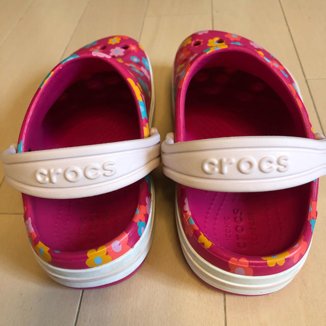 crocs(クロックス)の専用です キッズ/ベビー/マタニティのキッズ靴/シューズ(15cm~)(サンダル)の商品写真