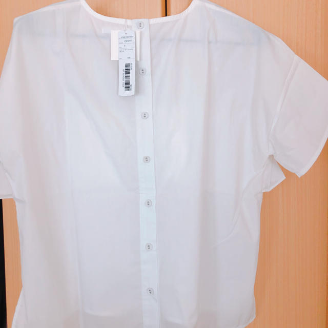 merlot(メルロー)の未使用品 フリルデザイン後ろボタンシャツ レディースのトップス(シャツ/ブラウス(半袖/袖なし))の商品写真