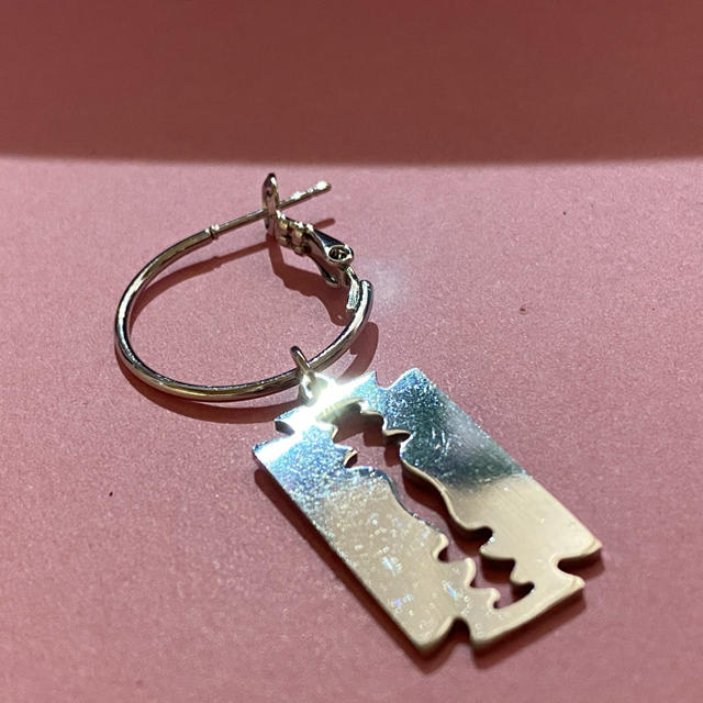 BIGBANG g-dragon カミソリ型 ピアス 片耳用の通販 by くま昆布 BIGBANG g-dragon カミソリ型 ピアス 片耳用の通販 by くま昆布