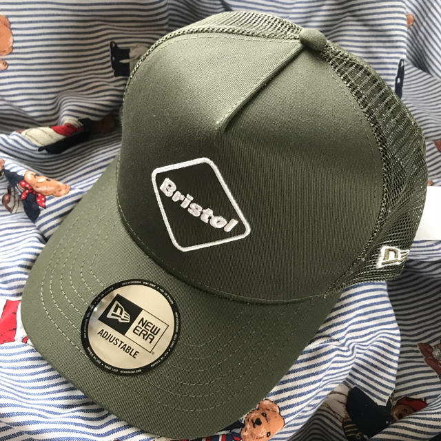 F.C.R.B.(エフシーアールビー)のFCRB NEW ERA EMBLEM MESH CAP KHAKI メンズの帽子(キャップ)の商品写真