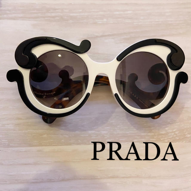 PRADA(プラダ)のPRADA プラダ　サングラス　ミニマル　バロック　白　ベッコウ　コレクション レディースのファッション小物(サングラス/メガネ)の商品写真