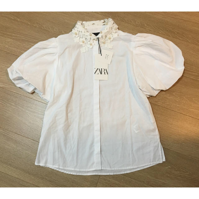 ZARA(ザラ)の【新品】ザラ　ZARA パールディテール付きクロシェ編みポプリンブラウス　 レディースのトップス(シャツ/ブラウス(半袖/袖なし))の商品写真