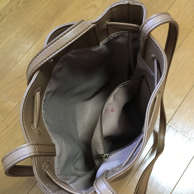 KBF(ケービーエフ)のKBF＋　タッセル巾着bag ベージュ レディースのバッグ(ショルダーバッグ)の商品写真