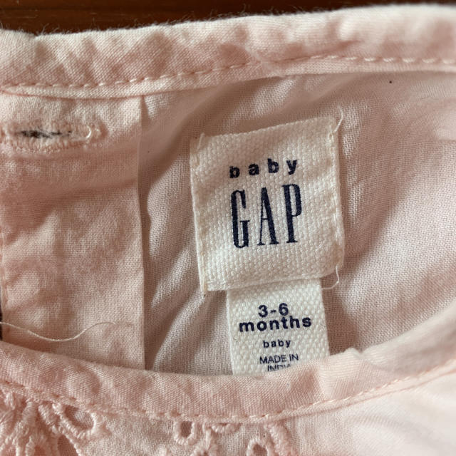 babyGAP(ベビーギャップ)のbaby Gap ベビーギャップ　トップス　ノースリーブ　60 キッズ/ベビー/マタニティのベビー服(~85cm)(タンクトップ/キャミソール)の商品写真