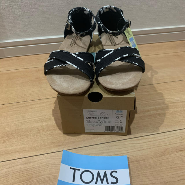 TOMS(トムズ)のTOMS トムズ　新品箱付きタグ付き　フラットサンダル レディースの靴/シューズ(サンダル)の商品写真