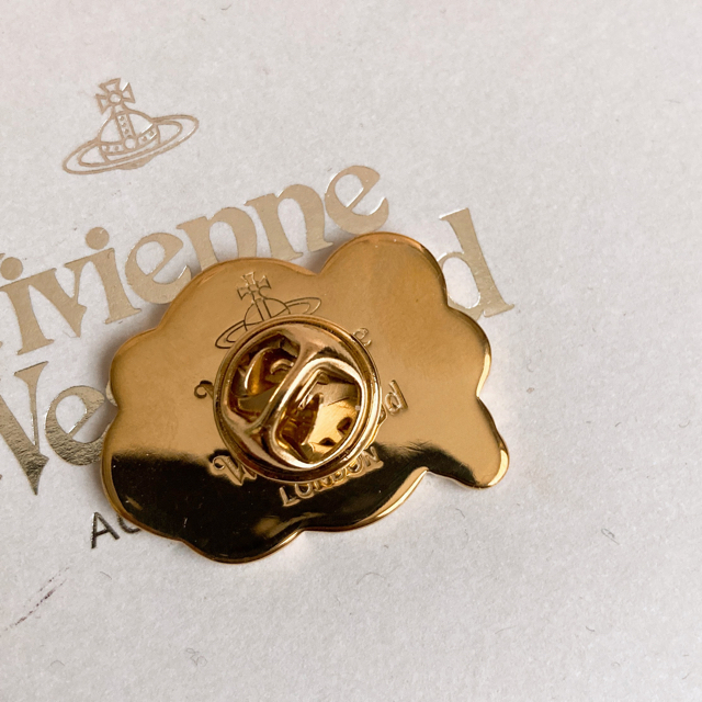 Vivienne Westwood(ヴィヴィアンウエストウッド)のVivienne Westwood ＊ ピンバッチ レディースのアクセサリー(ブローチ/コサージュ)の商品写真