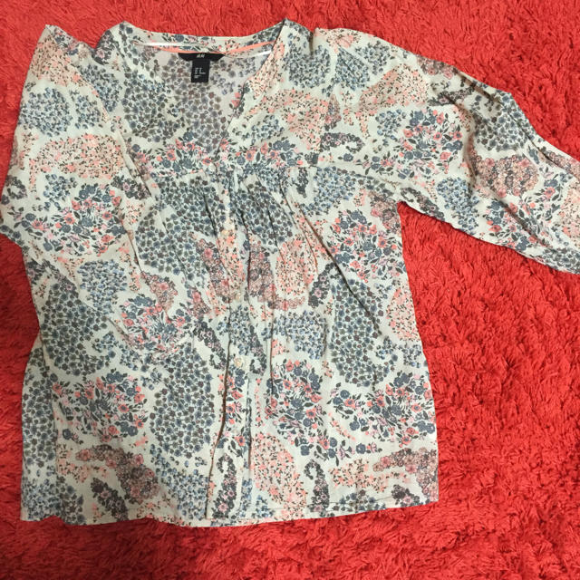 H&M(エイチアンドエム)の花柄シャツ☆ レディースのトップス(Tシャツ(長袖/七分))の商品写真