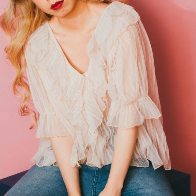 Lochie(ロキエ)のivory sheer pleats blouse レディースのトップス(シャツ/ブラウス(半袖/袖なし))の商品写真