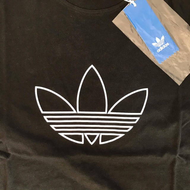 adidas(アディダス)の【新品】アディダスオリジナルス　Tシャツ　サイズL  アウトライン　ブラック メンズのトップス(Tシャツ/カットソー(半袖/袖なし))の商品写真