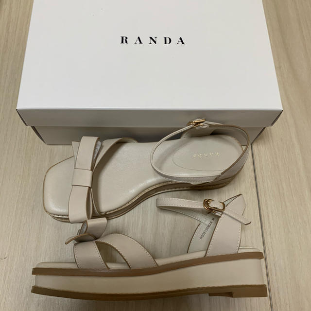 RANDA(ランダ)の新品　RANDA アシンメトリーリボンサンダル　リボンサンダル　白　フラット レディースの靴/シューズ(サンダル)の商品写真