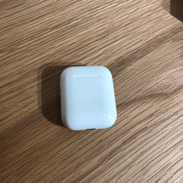 Apple(アップル)のエアーポッズ　AirPods スマホ/家電/カメラのオーディオ機器(ヘッドフォン/イヤフォン)の商品写真