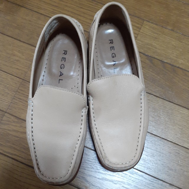 REGAL(リーガル)の【Hiro様専用】リーガルのベージュのローファーとパンツ👖の２点 レディースの靴/シューズ(ローファー/革靴)の商品写真