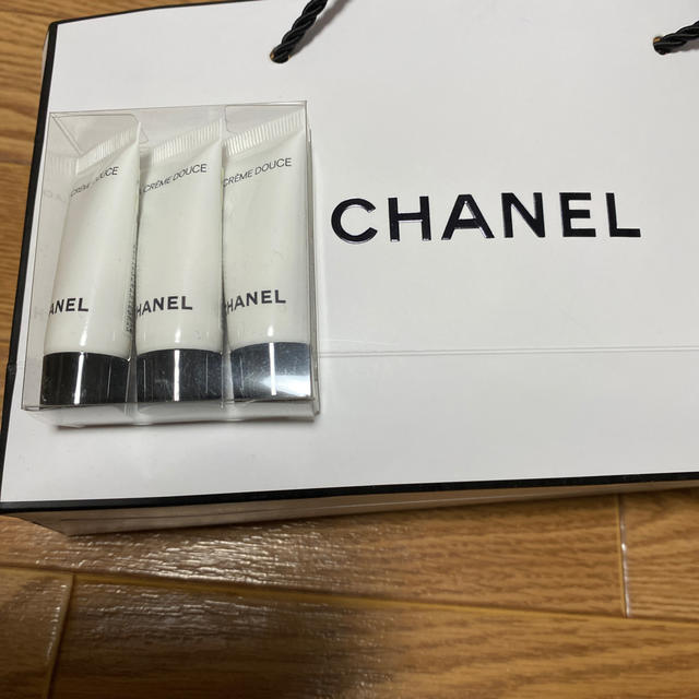 CHANEL(シャネル)のシャネル　ラ　クレーム　ドゥース　サンプル コスメ/美容のスキンケア/基礎化粧品(フェイスクリーム)の商品写真