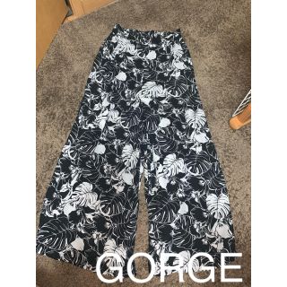 ゴージ(GORGE)のGORGE 花柄　ガウチョパンツ　ワイドパンツ(カジュアルパンツ)