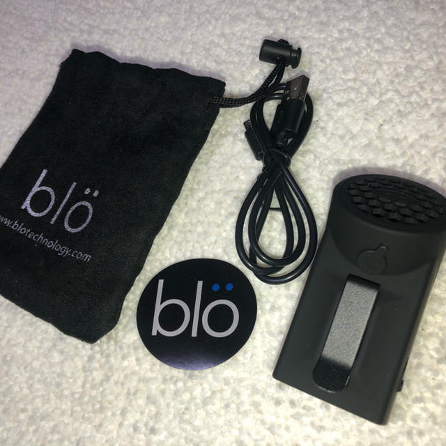 ウェアラブルな小型クーラー「blö2.0」（ブラック） スマホ/家電/カメラの冷暖房/空調(扇風機)の商品写真