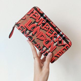 バーバリー(BURBERRY)の残１【新品】BURBERRY グラフィティ 長財布 ユニセックス ラウンドジップ(長財布)