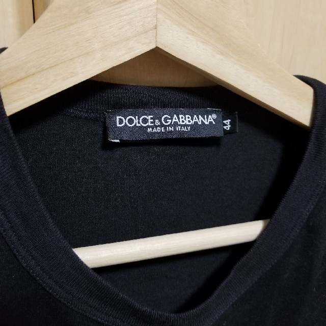 DOLCE&GABBANA(ドルチェアンドガッバーナ)の【美品！！】DOLCE&GABBANA　イタリアンカラー　プレート付きTシャツ レディースのトップス(Tシャツ(半袖/袖なし))の商品写真