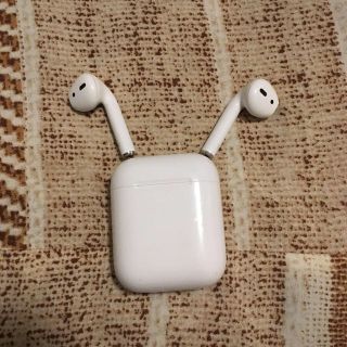 アップル(Apple)のApple Airpods 2 wireless charging case(ヘッドフォン/イヤフォン)