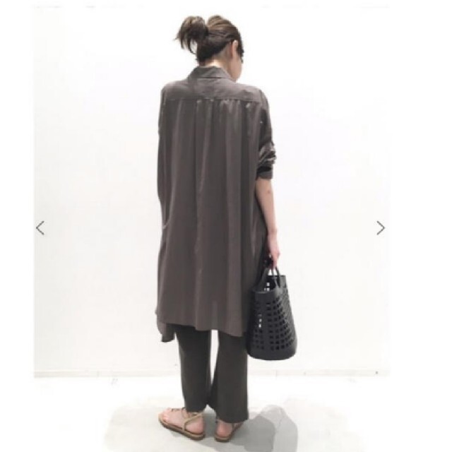 L'Appartement DEUXIEME CLASSE(アパルトモンドゥーズィエムクラス)のアパルトモン Satin oversizeシャツ レディースのトップス(シャツ/ブラウス(長袖/七分))の商品写真