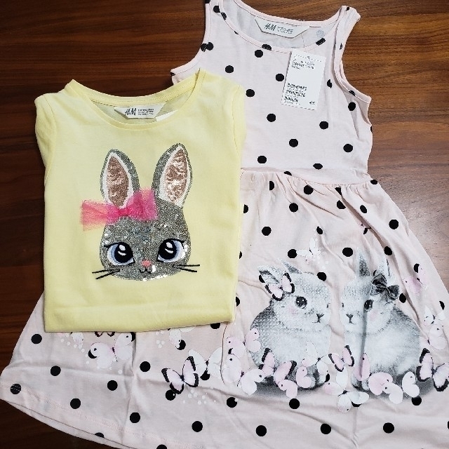 H&M(エイチアンドエム)のH&M　うさぎ　Tシャツ　ワンピース キッズ/ベビー/マタニティのキッズ服女の子用(90cm~)(Tシャツ/カットソー)の商品写真