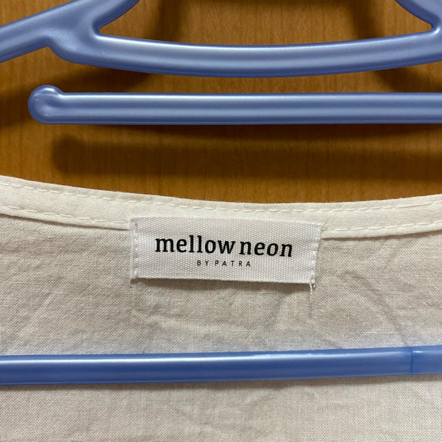 dholic(ディーホリック)のmellow neon バックリボンブラウス 白 レディースのトップス(シャツ/ブラウス(半袖/袖なし))の商品写真