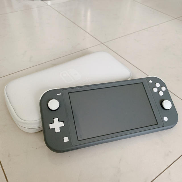 Nintendo Switch(ニンテンドースイッチ)の𓇼任天堂𓇼Nintendo Switch Lite（グレー） エンタメ/ホビーのゲームソフト/ゲーム機本体(携帯用ゲーム機本体)の商品写真