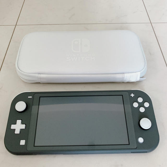 Nintendo Switch(ニンテンドースイッチ)の𓇼任天堂𓇼Nintendo Switch Lite（グレー） エンタメ/ホビーのゲームソフト/ゲーム機本体(携帯用ゲーム機本体)の商品写真