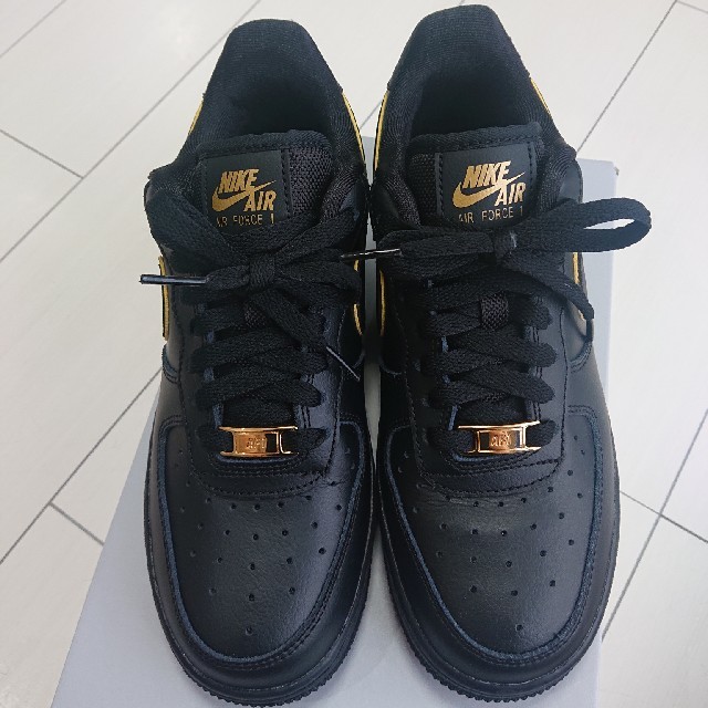 NIKE(ナイキ)のNIKE AIR FORCE 1  ブラック×ゴールド 24cm レディースの靴/シューズ(スニーカー)の商品写真