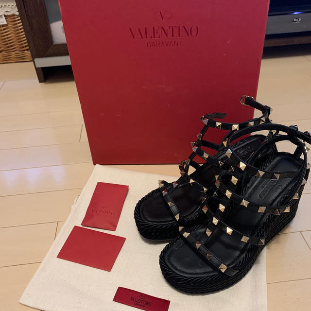 VALENTINO(ヴァレンティノ)のVALENTINO 定番人気　サンダル レディースの靴/シューズ(サンダル)の商品写真