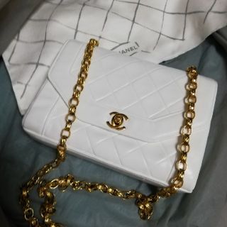 シャネル(CHANEL)のCHANEL　ミニマトラッセ　ビジューチェーン　美品　ショルダーバッグ　ホワイト(ショルダーバッグ)