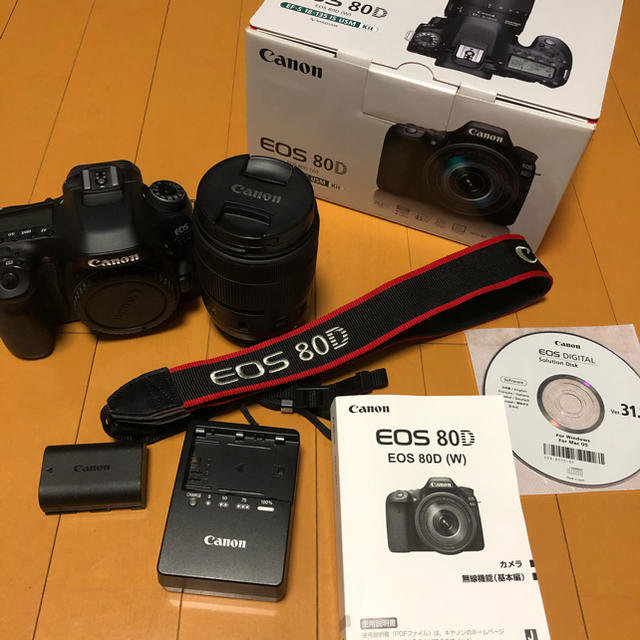 Canon(キヤノン)の[おまけ付き]Canon EOS 80D(W) EF-S18-135  スマホ/家電/カメラのカメラ(デジタル一眼)の商品写真