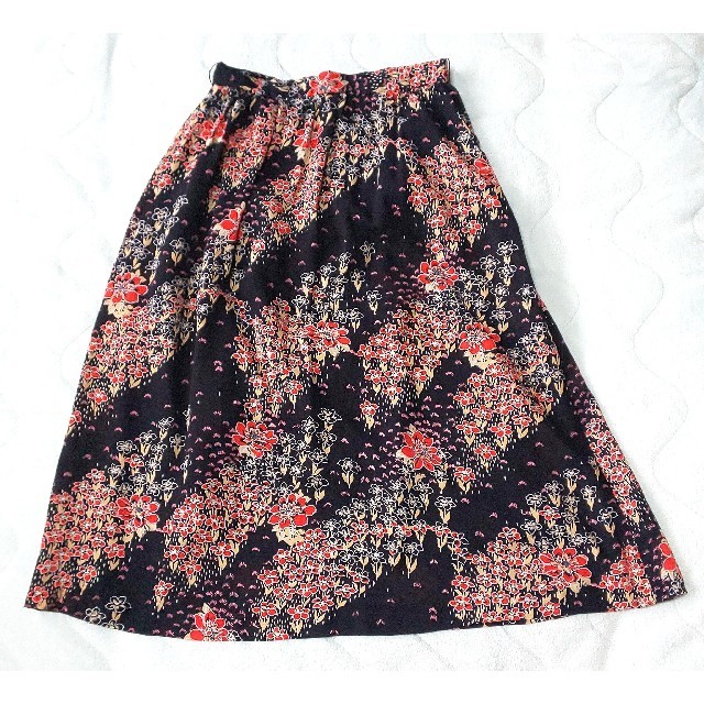黒字 花柄 スカート レディースのスカート(ひざ丈スカート)の商品写真
