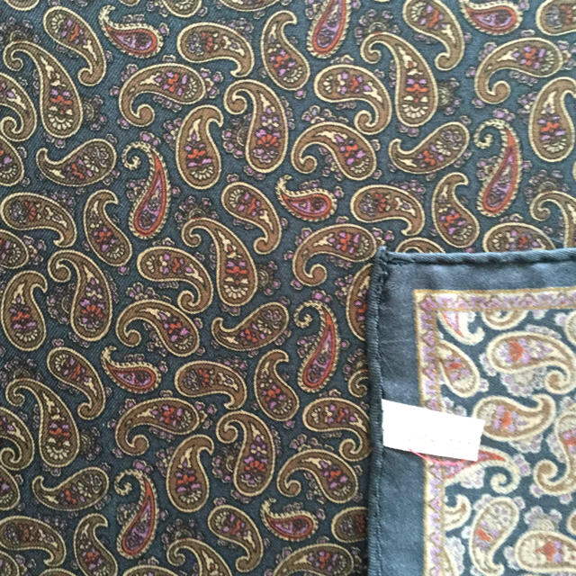 Dunhill(ダンヒル)のオースチンリード　ポケットチーフ　絹100% 国産プリント メンズのファッション小物(ハンカチ/ポケットチーフ)の商品写真