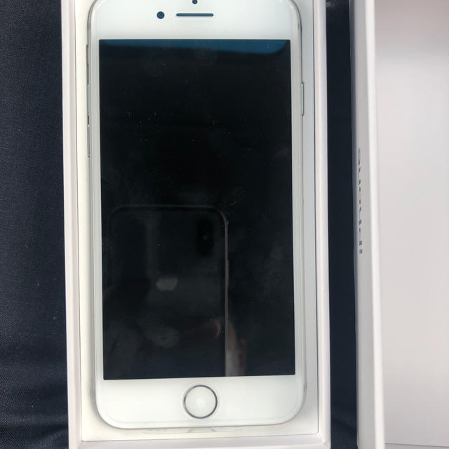 iPhone(アイフォーン)のiPhone8 256GB シルバー　新品　 スマホ/家電/カメラのスマートフォン/携帯電話(スマートフォン本体)の商品写真