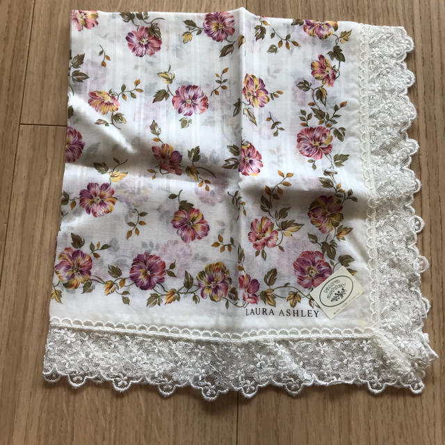 LAURA ASHLEY(ローラアシュレイ)の新品未使用　ローラアシュレイ　ハンカチ レディースのファッション小物(ハンカチ)の商品写真