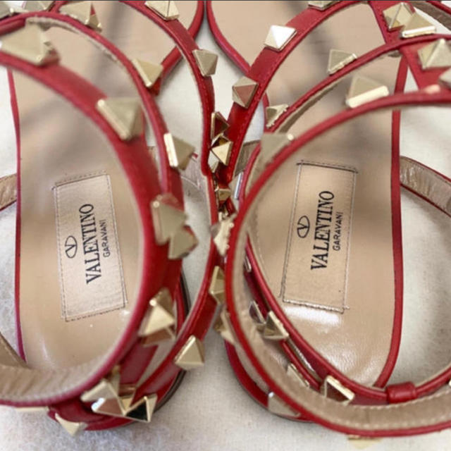 VALENTINO(ヴァレンティノ)の美品 正規 valentino ヴァレンティノ ロックスタッズ フラットサンダル レディースの靴/シューズ(サンダル)の商品写真