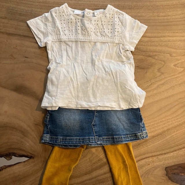 ZARA(ザラ)のZARA レースTシャツ　デニムスカート　　タイツ　セット　90 キッズ/ベビー/マタニティのキッズ服女の子用(90cm~)(Tシャツ/カットソー)の商品写真