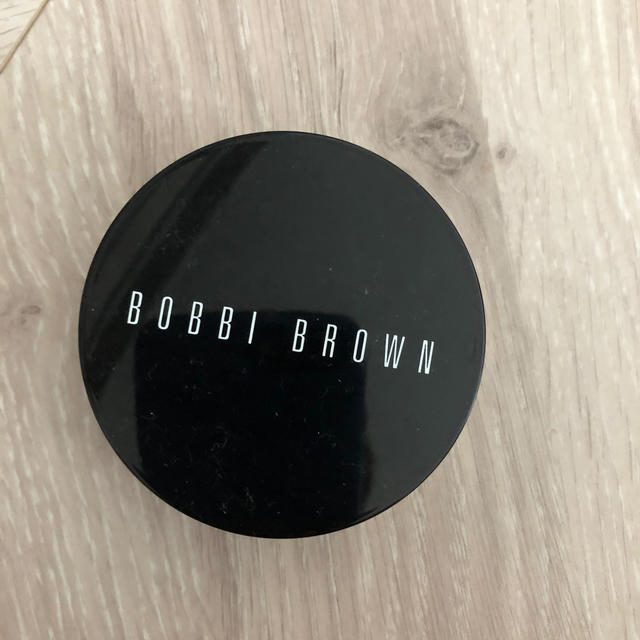 BOBBI BROWN(ボビイブラウン)のリタッチングルースパウダー01イエロー コスメ/美容のベースメイク/化粧品(フェイスパウダー)の商品写真