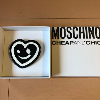 モスキーノ(MOSCHINO)の未使用　モスキーノ　ブローチ(ブローチ/コサージュ)