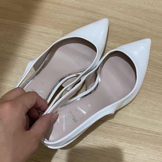 ザラ(ZARA)の【値下げ】ZARA ホワイトパンプス　サイズ38(その他)