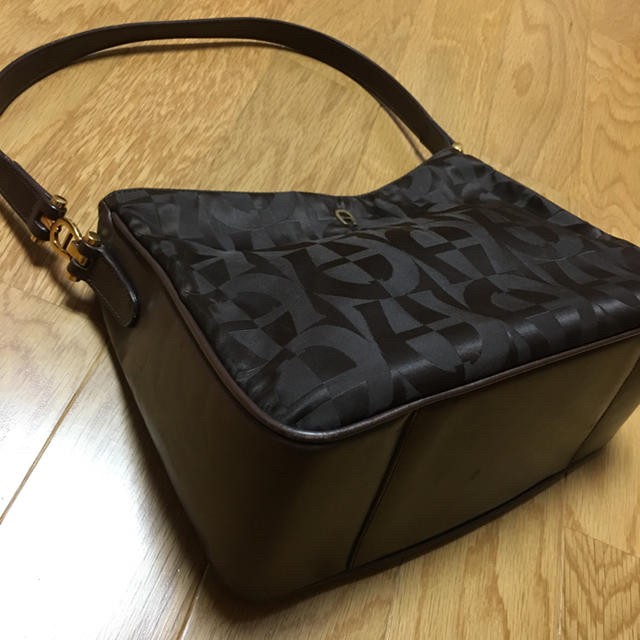 AIGNER(アイグナー)の【セピア様専用】AIGNER  ショルダーバッグ レディースのバッグ(ショルダーバッグ)の商品写真