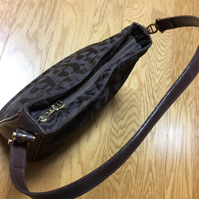 AIGNER(アイグナー)の【セピア様専用】AIGNER  ショルダーバッグ レディースのバッグ(ショルダーバッグ)の商品写真