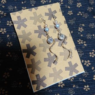 スワロフスキー(SWAROVSKI)の～川のせせらぎ～  〈樹脂ノンホールピアス〉(ピアス)